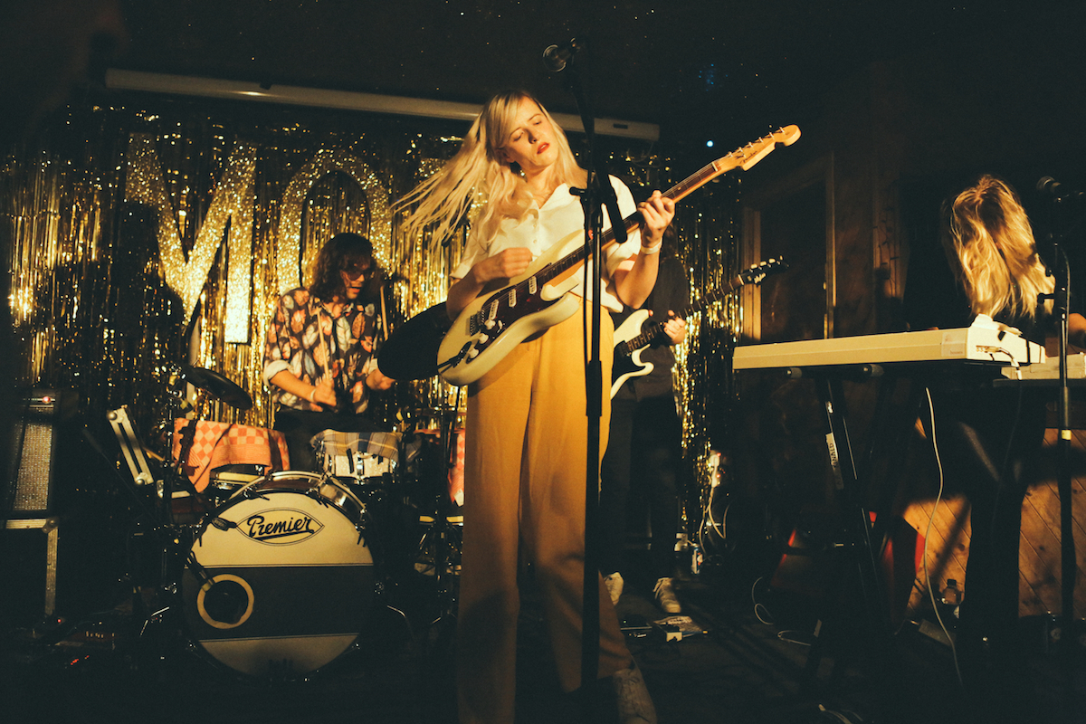 Amber Arcades Moth Club 201016 Sara Amroussi Gilissen25