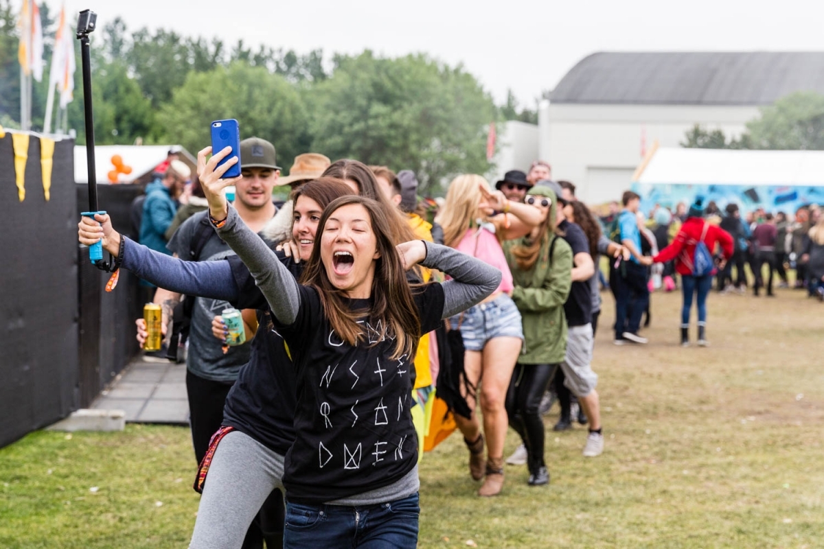 Crowd 3 conga line 1200 800