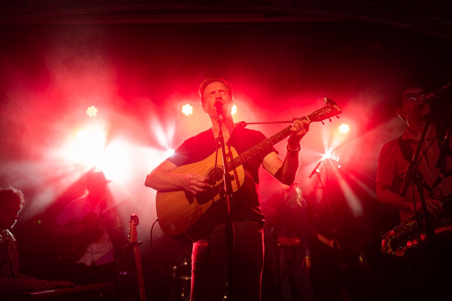 Damien Lewis c Joseph Lynn