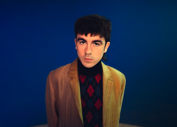 Declan Mc Kenna beige blazer 2023