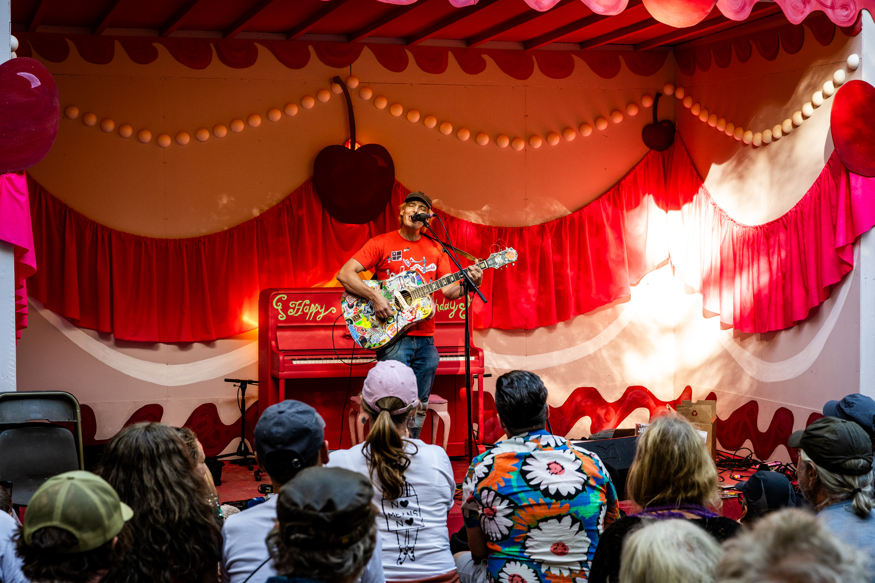Jeffrey Lewis dedicates Boyz II Men cover to End of the Road Festival at Best Fit secret session