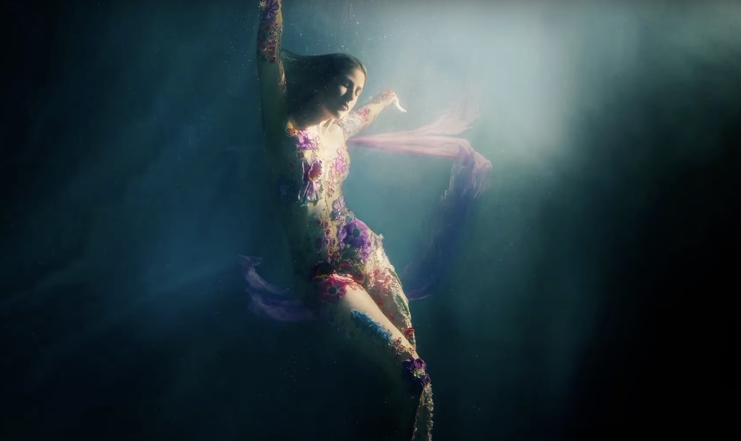 Ellie Goulding HTH trailer