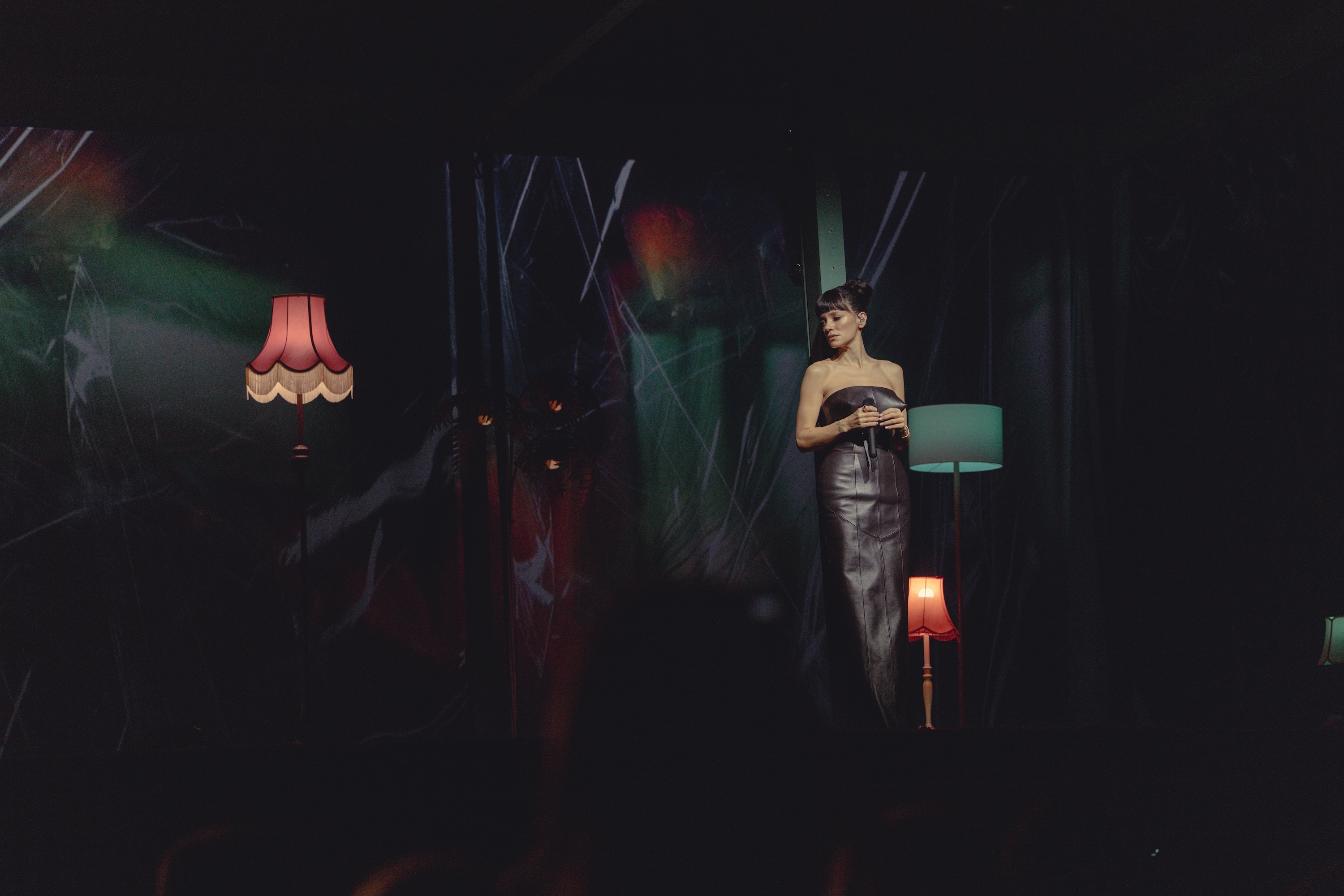 Lily Allen reclaims the stage, unvarnished and unbound