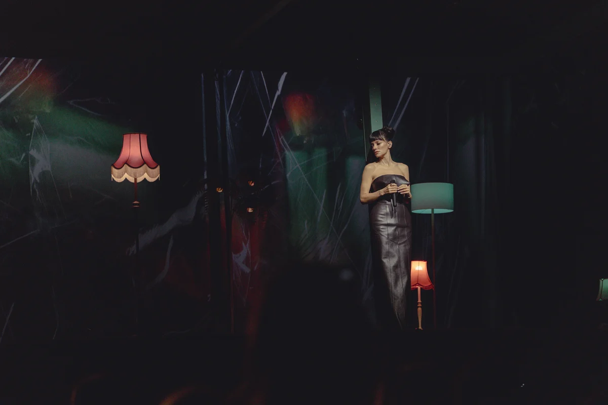 Lily Allen reclaims the stage, unvarnished and unbound