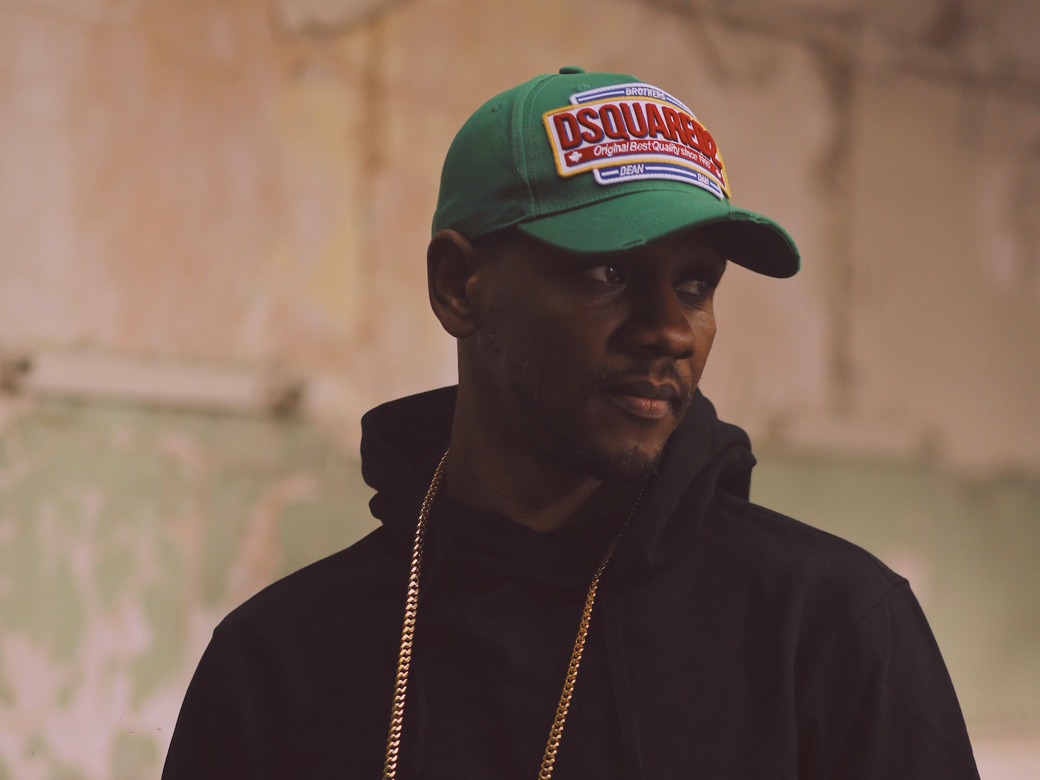 Giggs black hoodie green cap