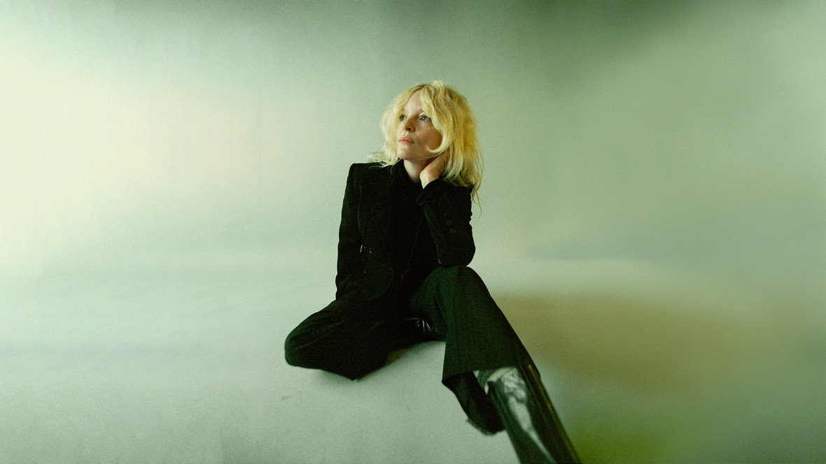 Jessica Pratt World On A String