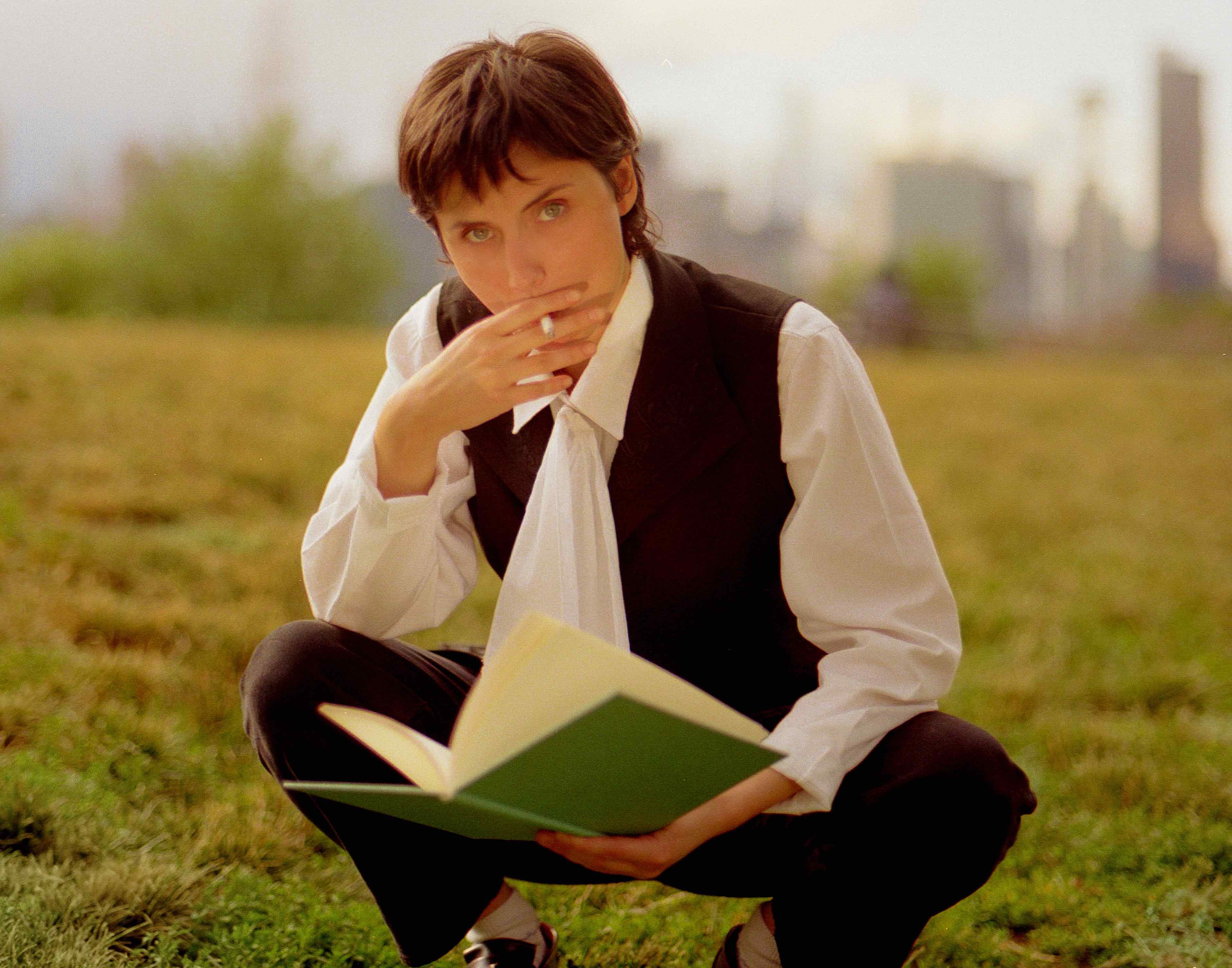 Katy Kirby crouching by Tonje Thilesen 14 A