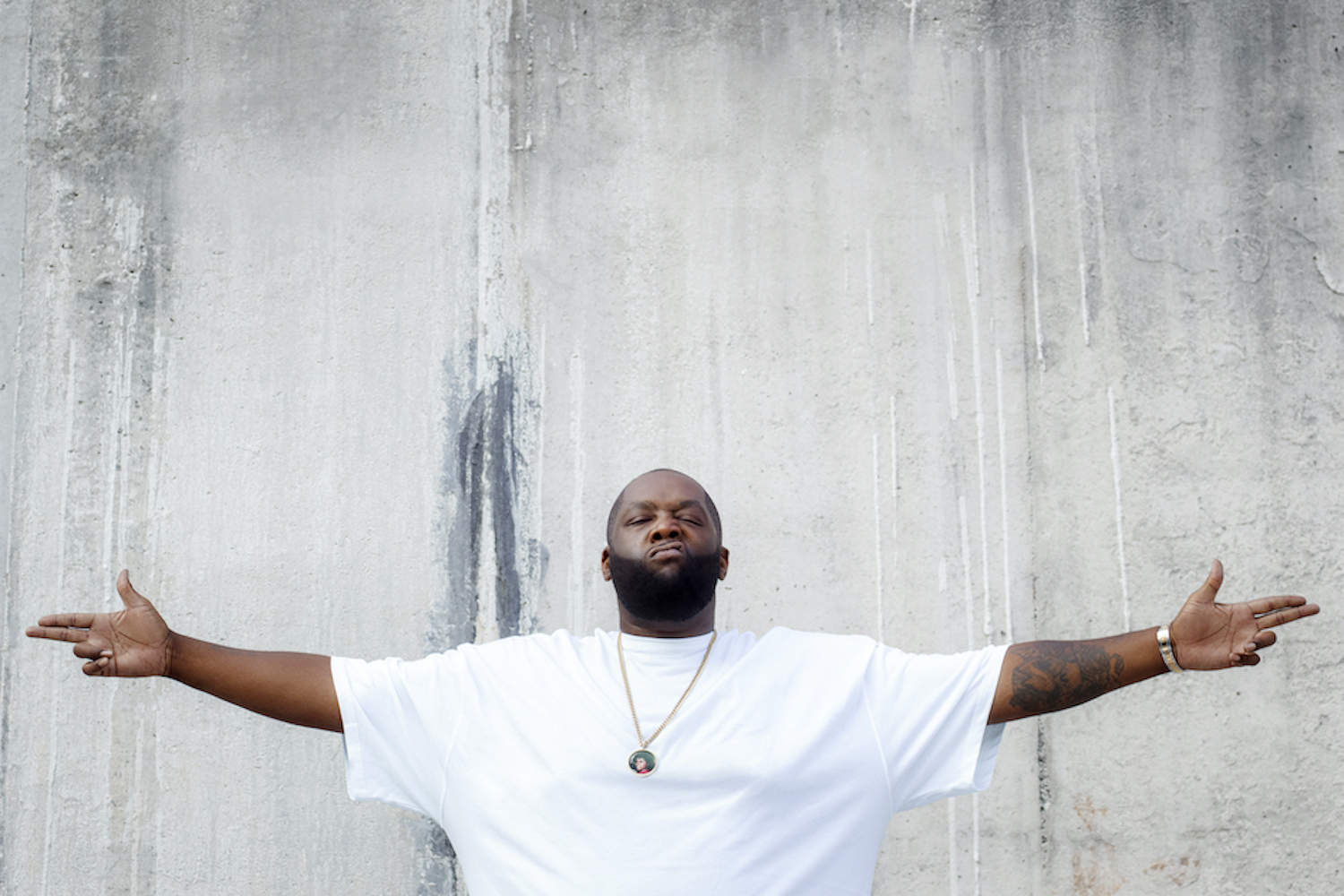 Killer Mike arms spread gun fingers