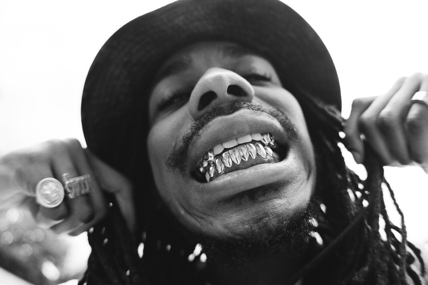 Knucks monochrome smile bottom grills