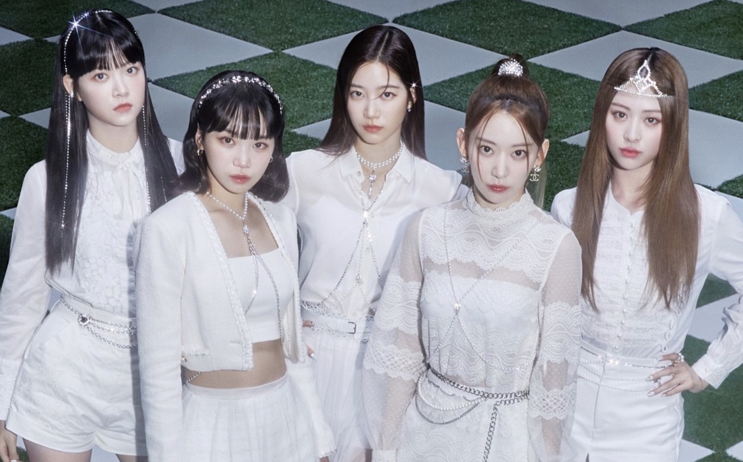 LE SSERAFIM white outfits HYBE Source Music