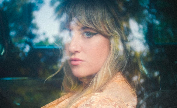 Lindsey Troy debut solo