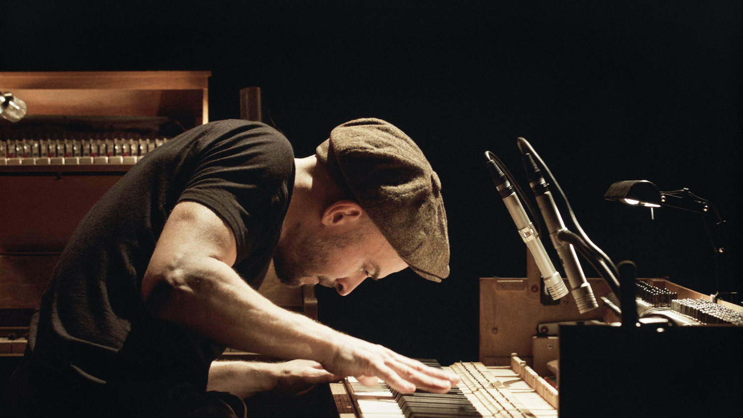 Nils Frahm Tripping upright Leiter Verlag WEB