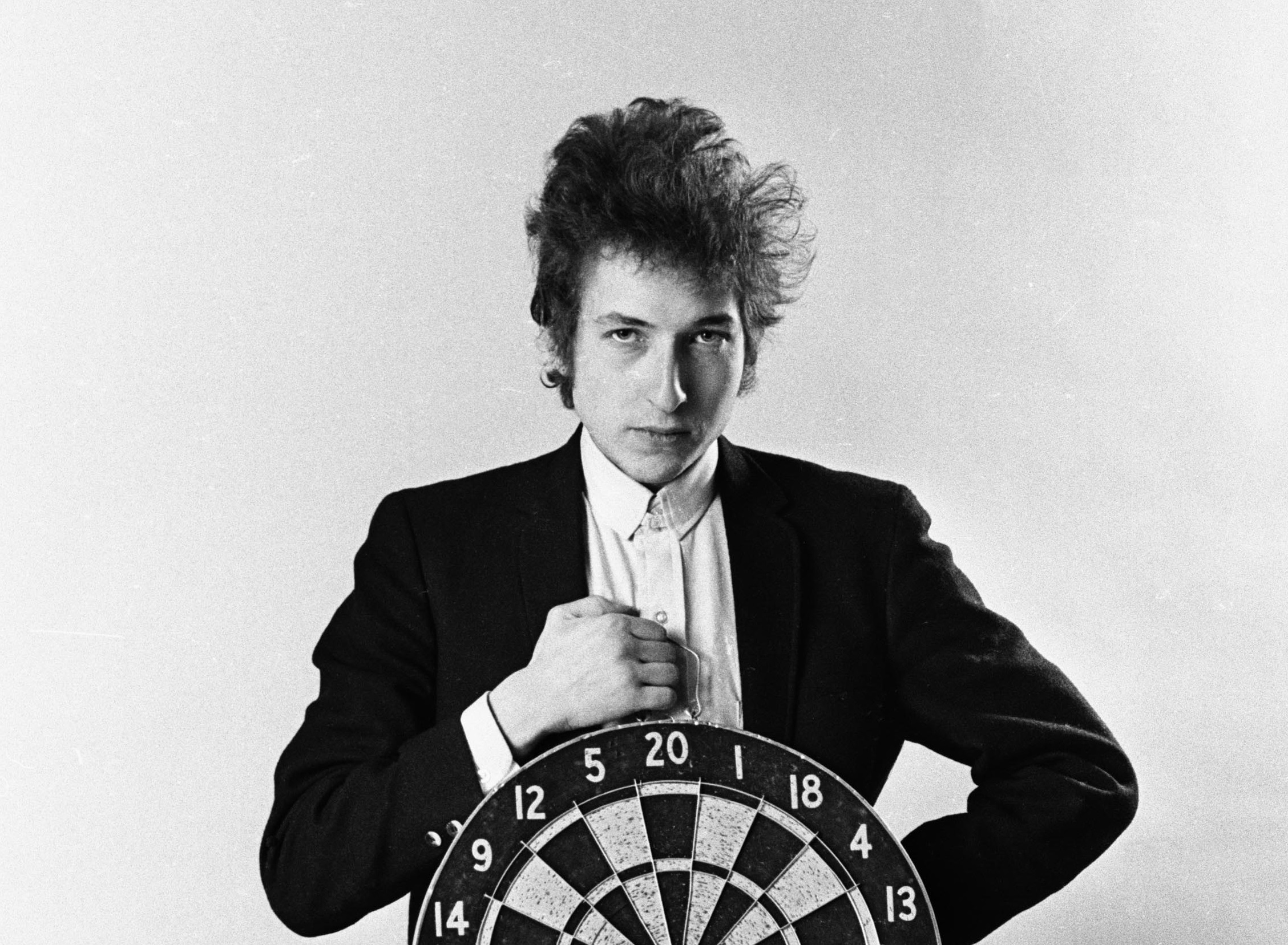 SM 640827 42 14 3 Bob Dylan With Dartboard NYC 1965 Daniel Kramer copy Copy