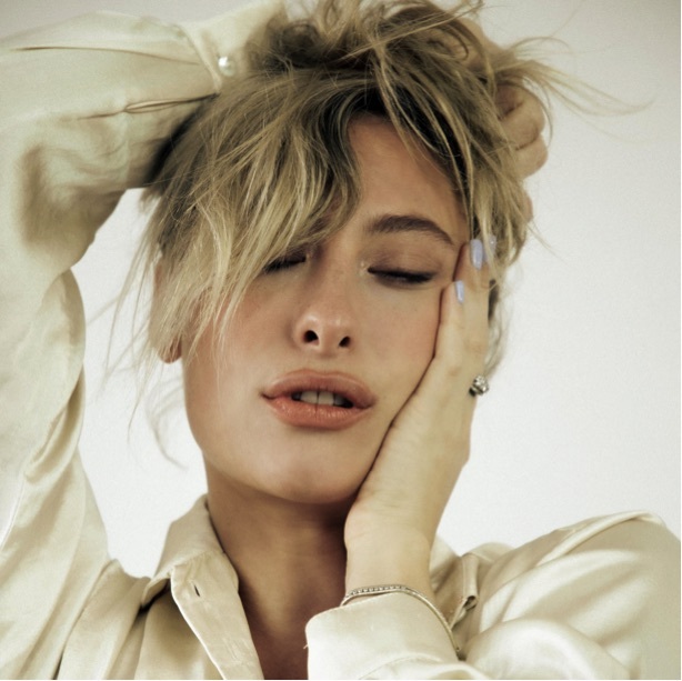 Samantha Urbani cream shirt 2023