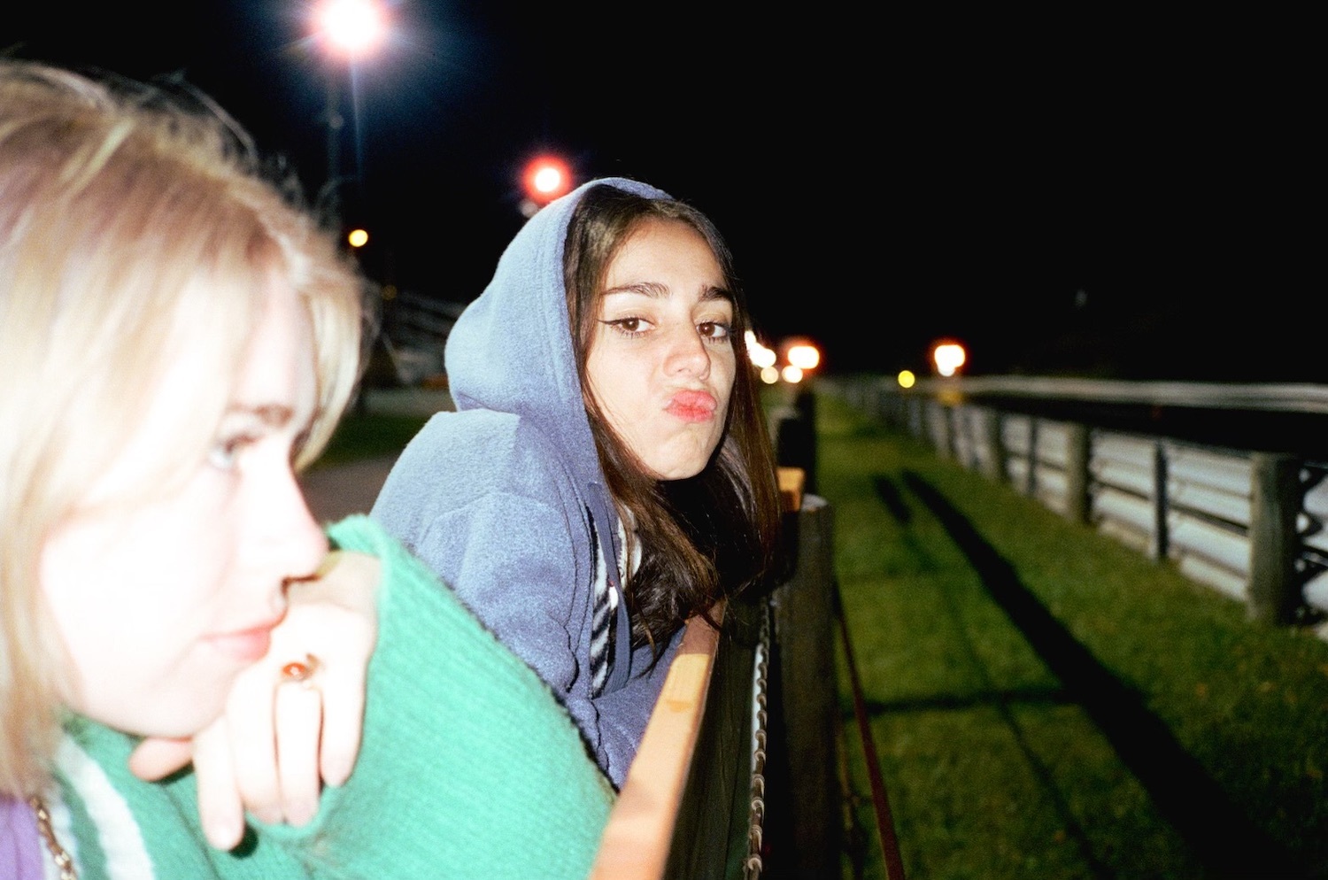 Samia pout hoodie fence