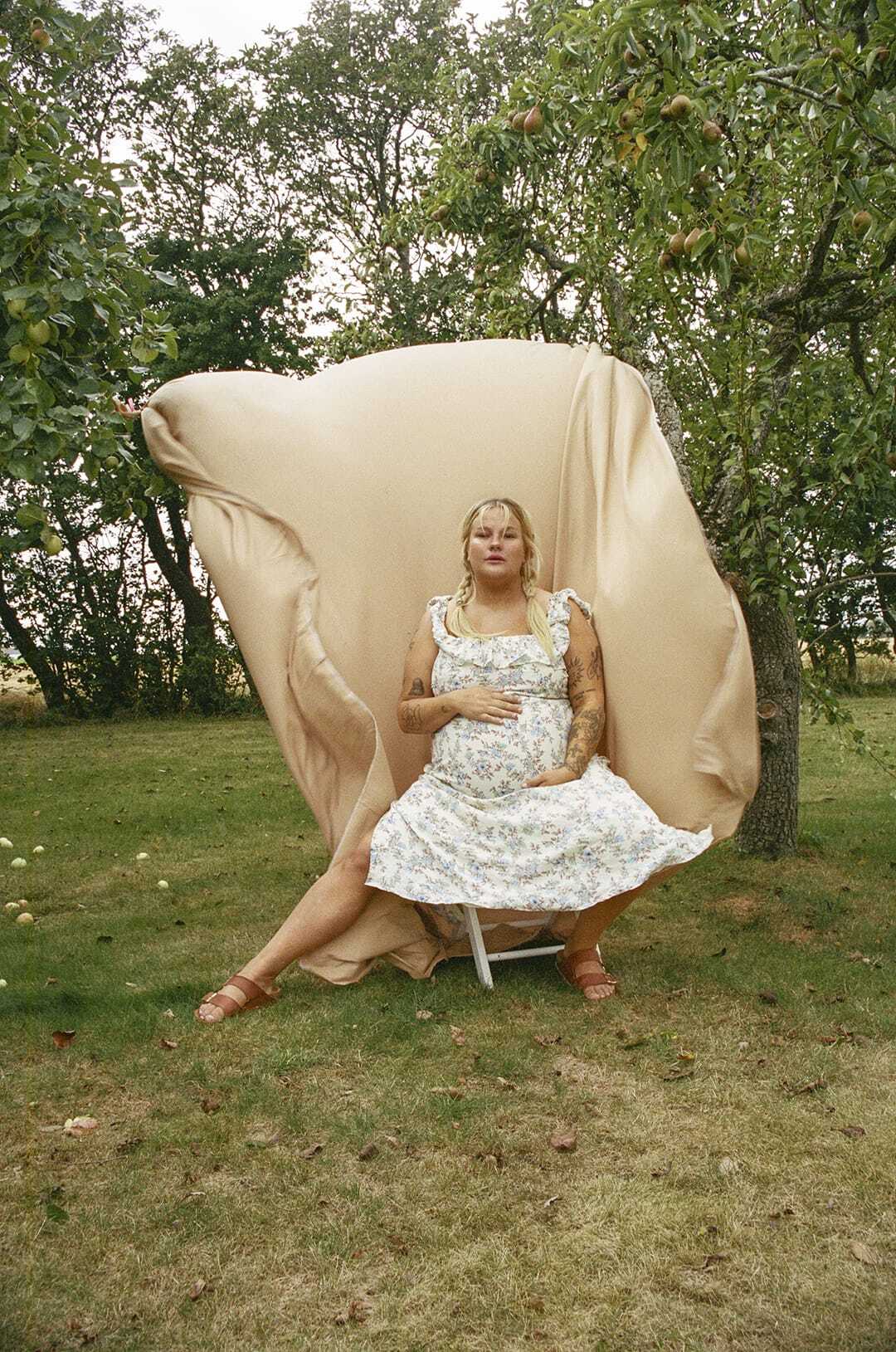 Sarah Klang 1 Single Mercedes Photo Fredrika Eriksson Lead pic