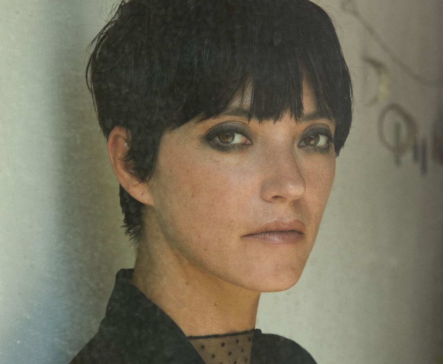 Sharon Van Etten leaning on wall for "Never Gonna Change"