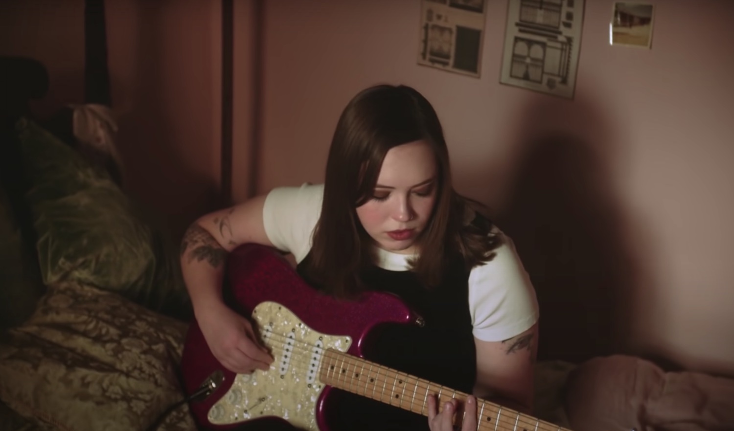 Soccer Mommy in video for Shotgun