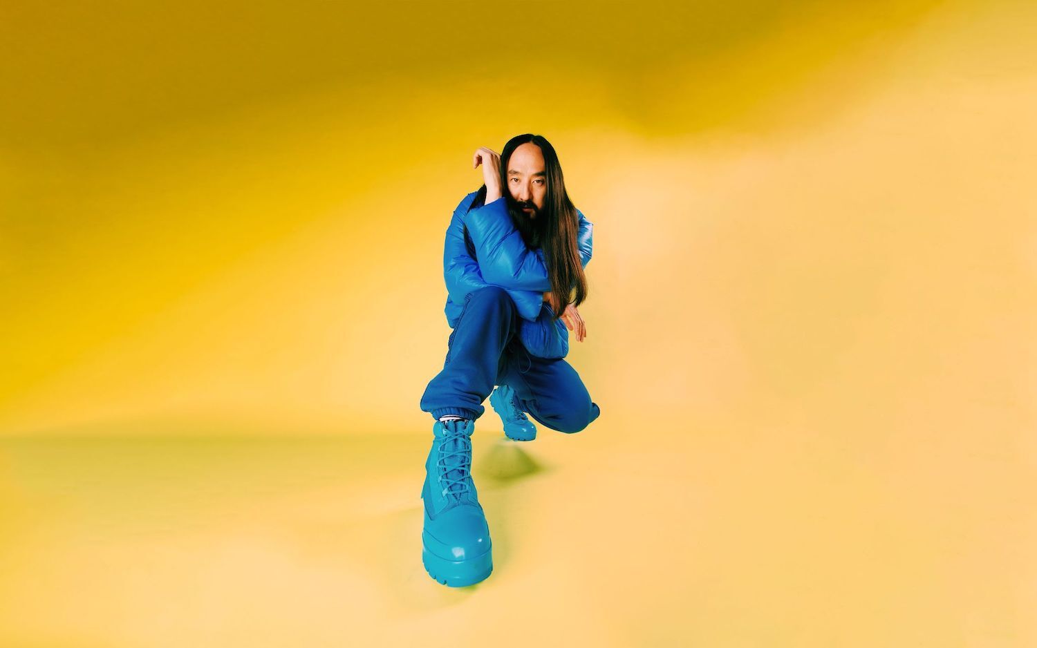 Steve Aoki Widestance blue outfit yellow backdrop