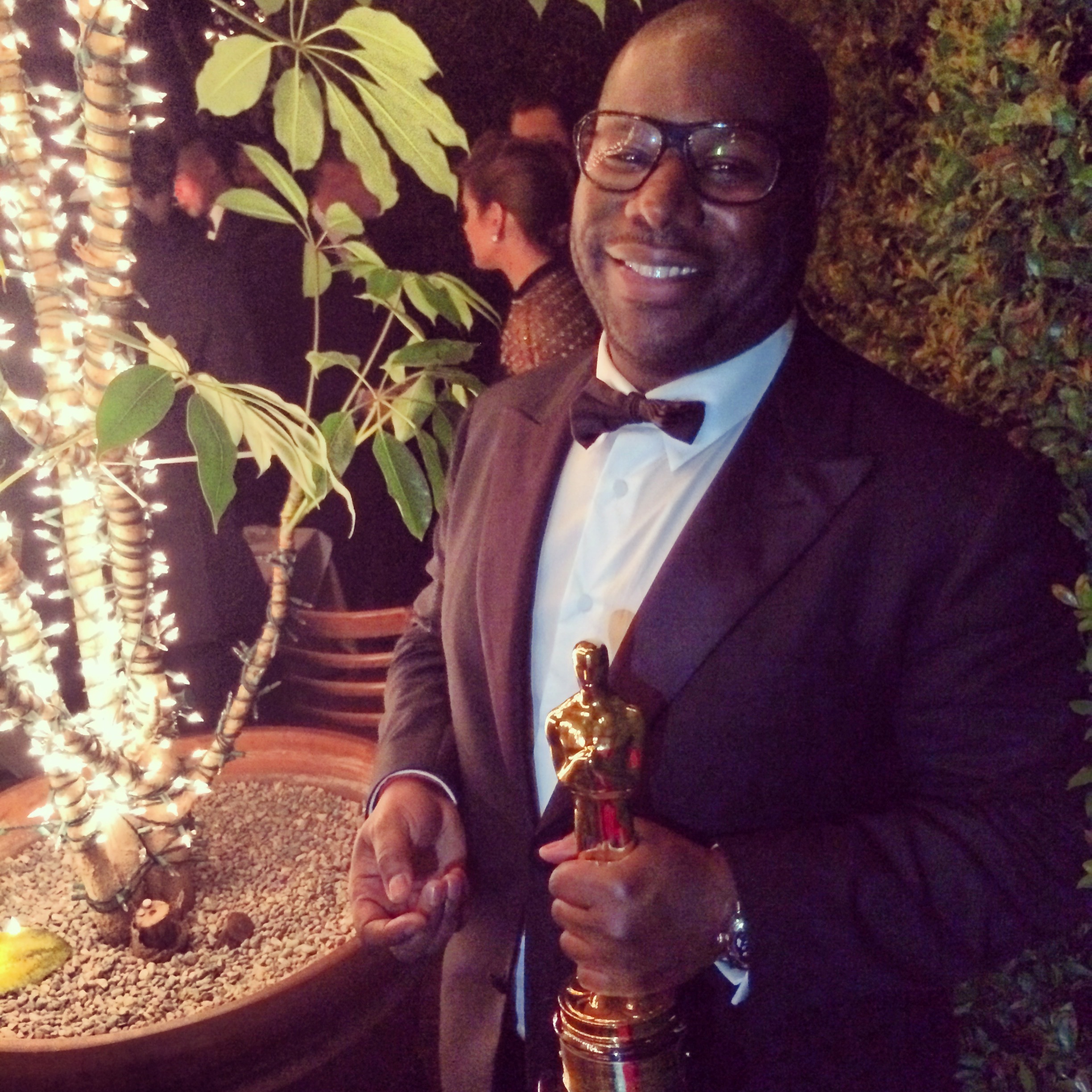 Steve Mc Queen holding Best Picture Oscar