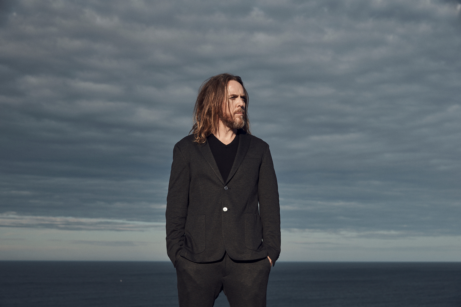 Tim Minchin Please credit photographer Damian Bennett 200520 TIM MINCHIN PR 04 553 R1