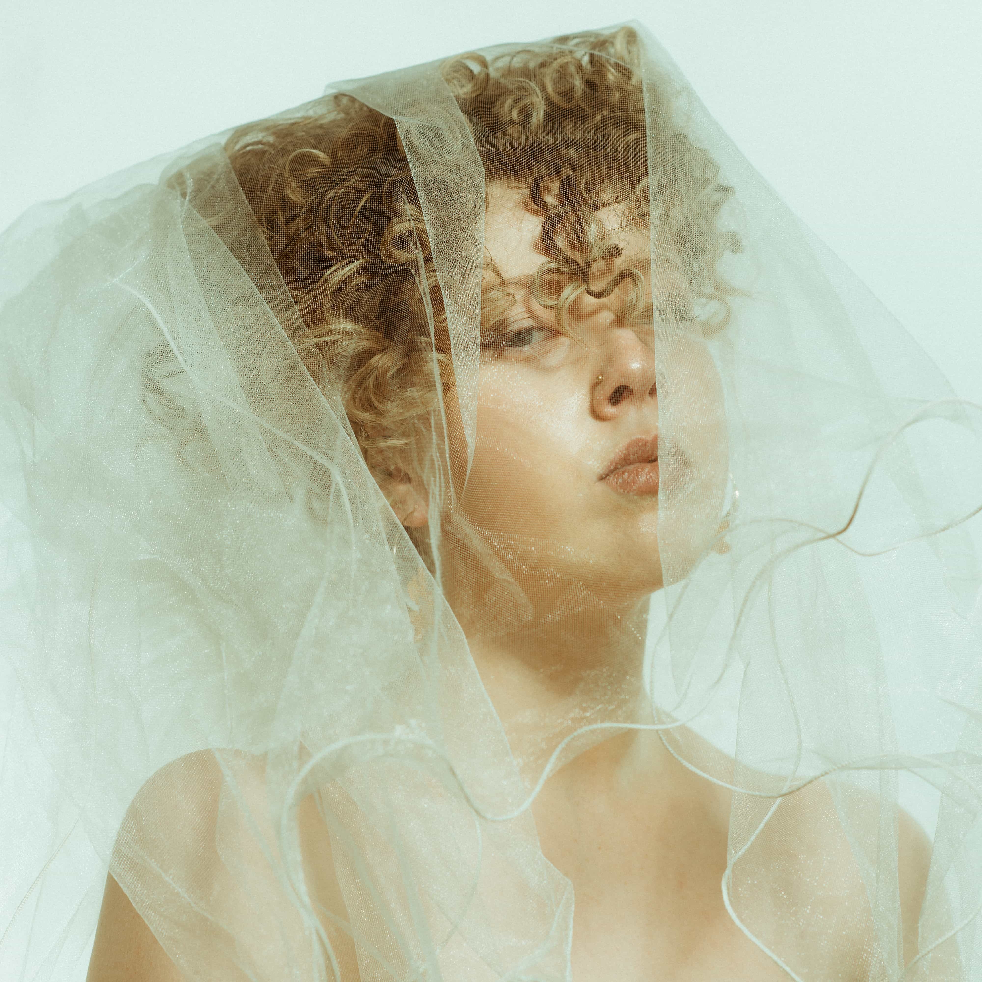 W Hi TE Li E Eryn Leydon 2020