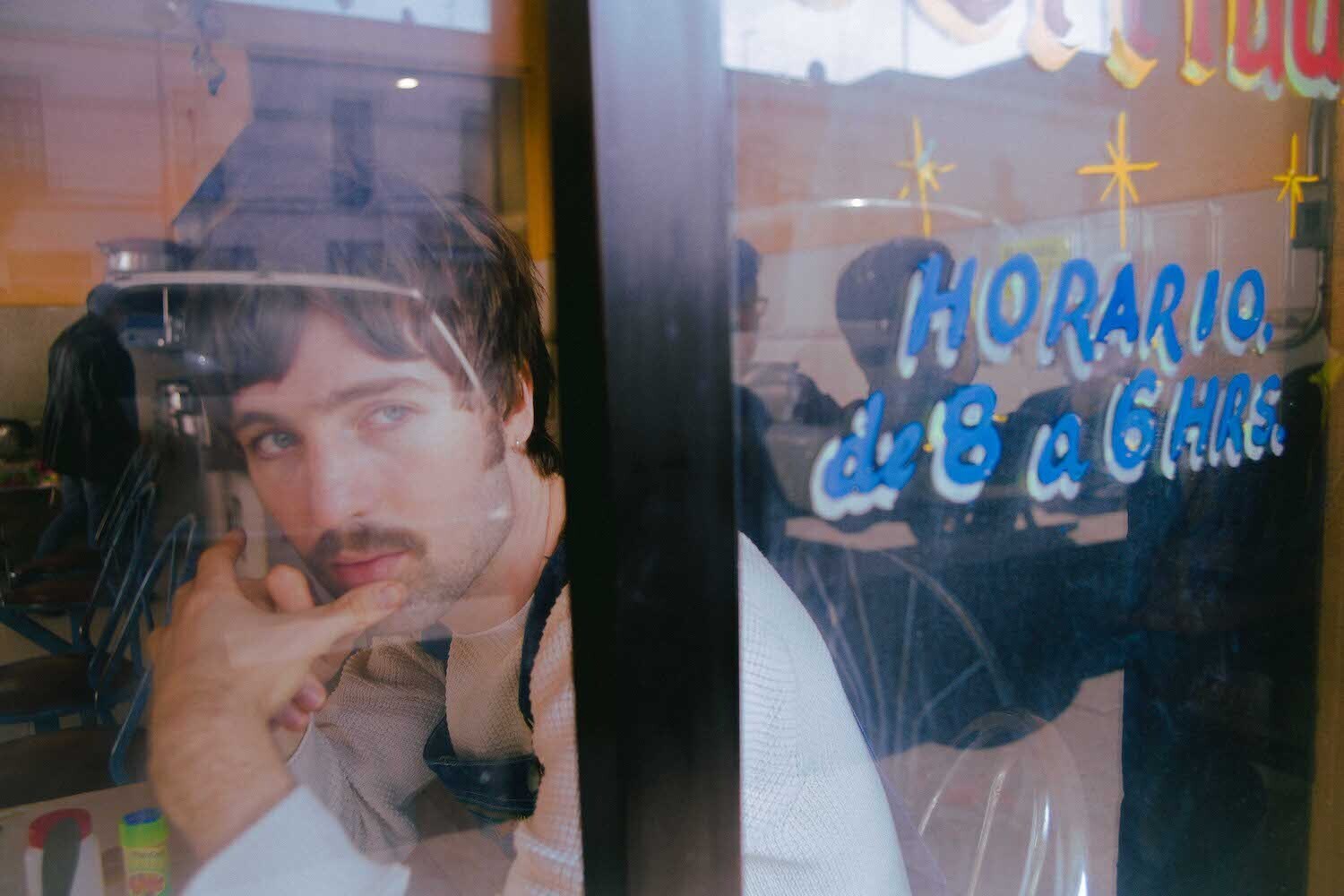 Will Joseph Cook Kisses 001 please credit Fernando Cattori