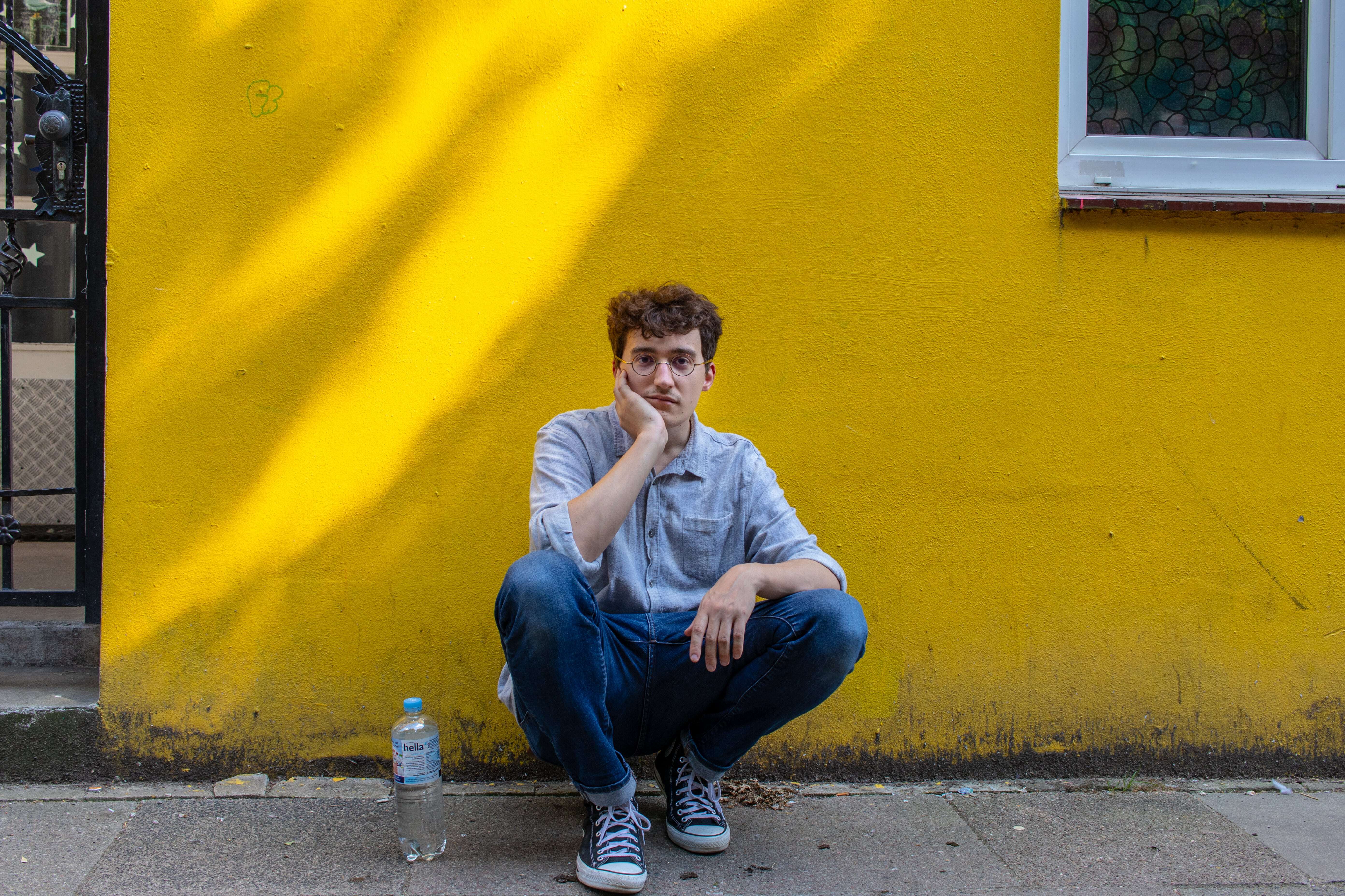 YELLOW WALL min