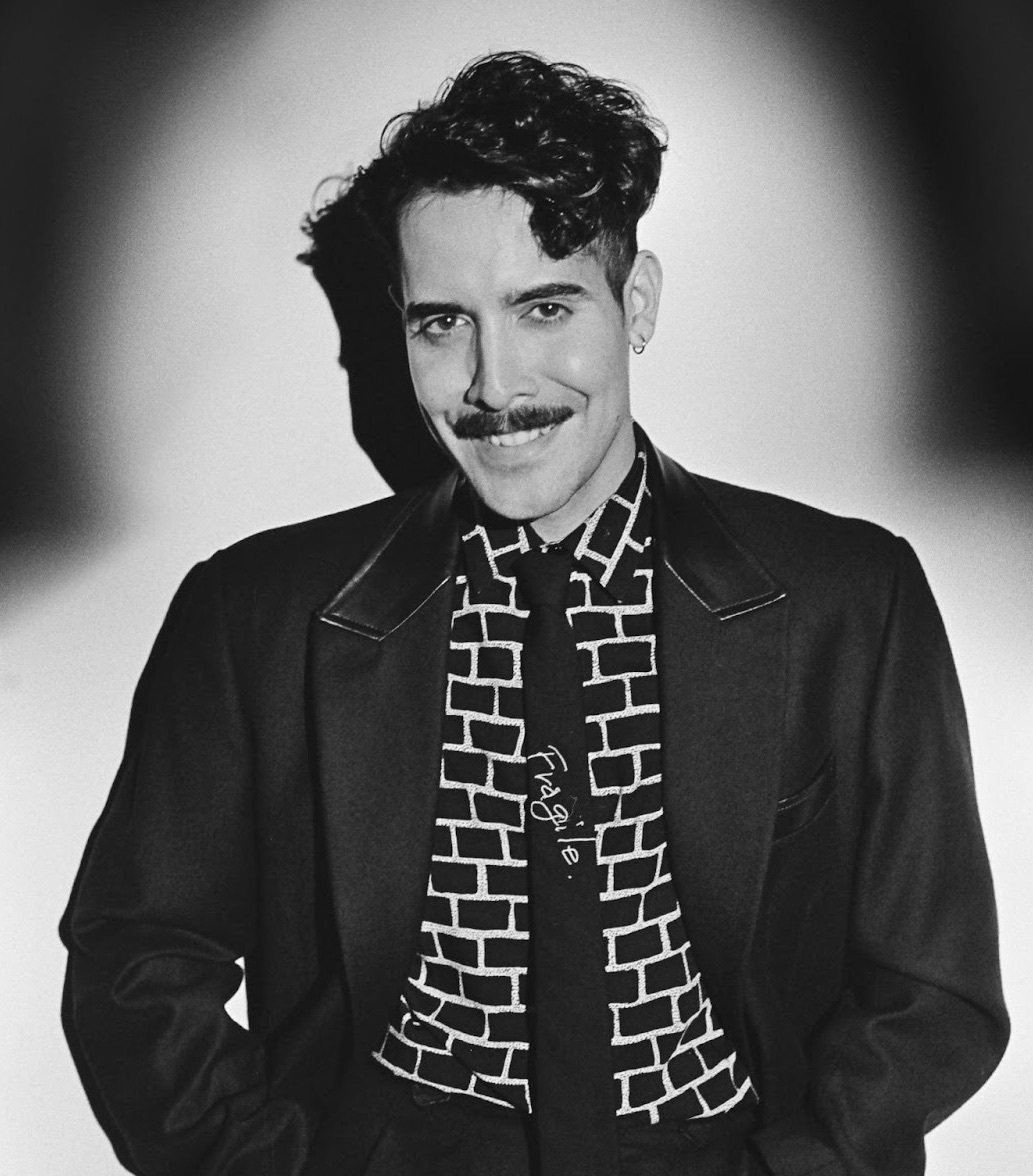 Alan palomo black and white tie