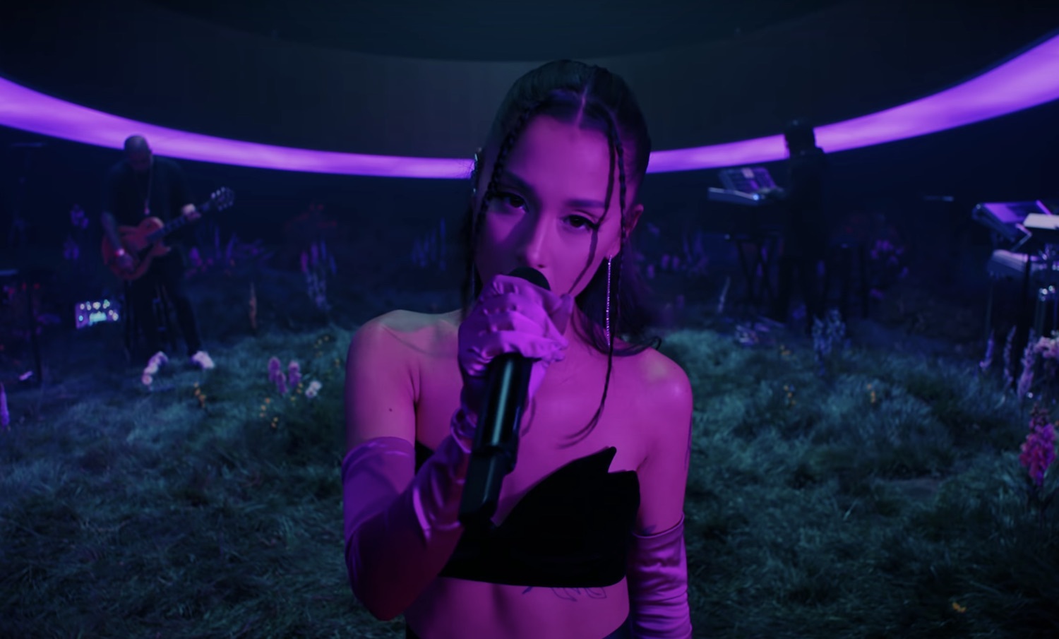 Ariana grande pov vevo live performance youtube