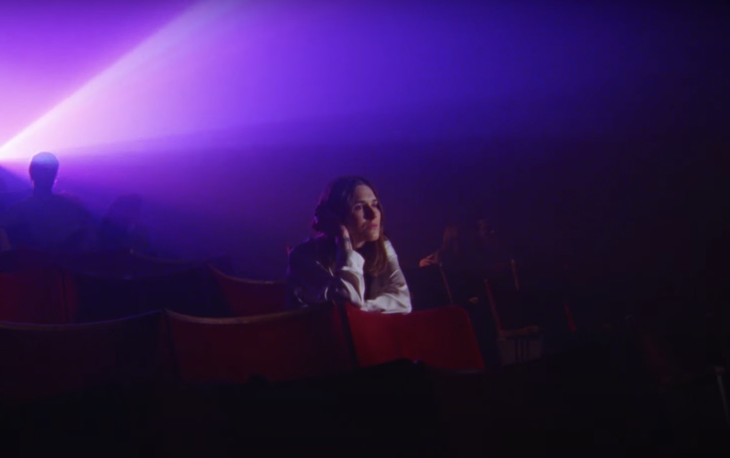 Art school girlfriend in the middle video