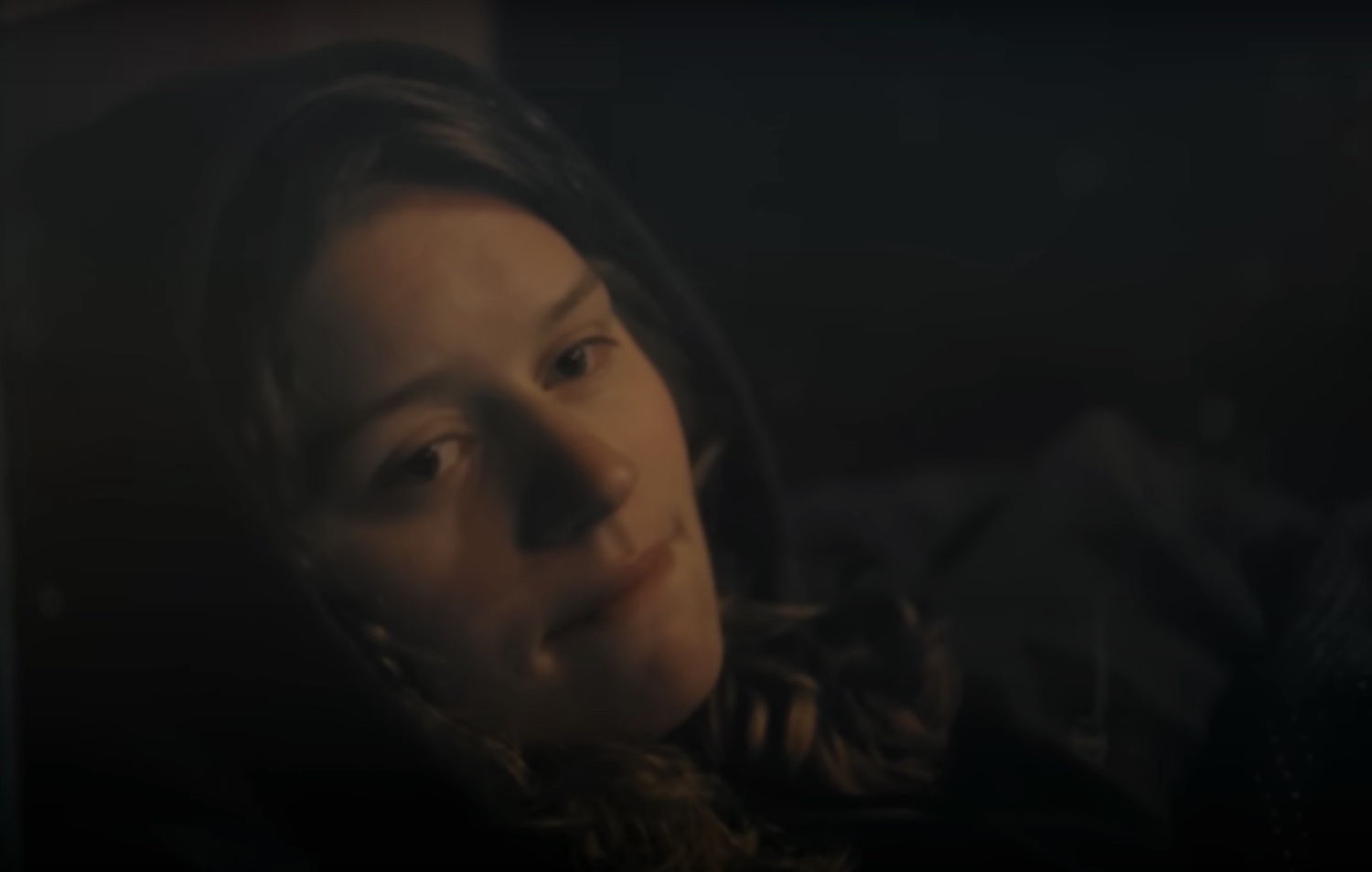 Girl in Red in video for "hornylovesickmess"