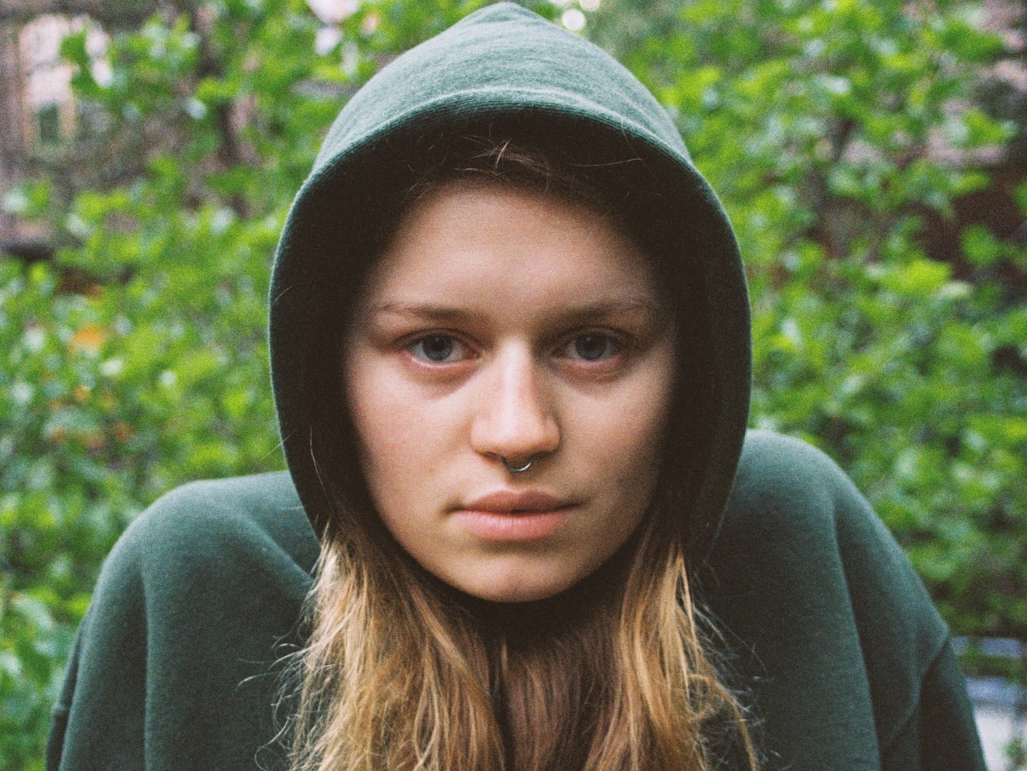 Girl in red rue Isak Jenssen