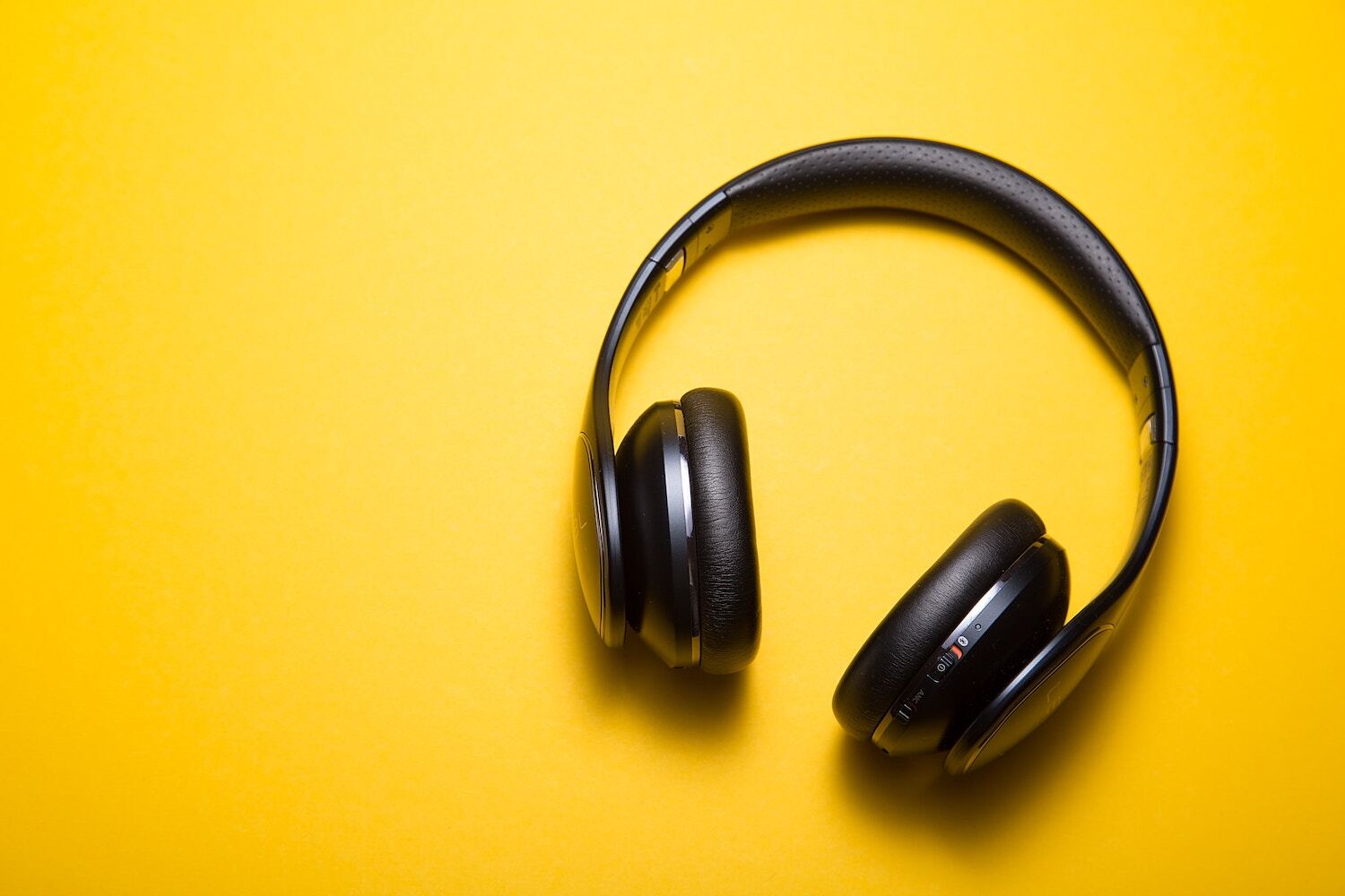 Headphonesmalte wingen 381988 unsplash