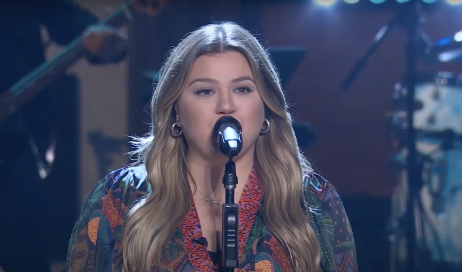 Kelly Clarkson covering Bleachers' "I Wanna Get Better" during Kellyoke