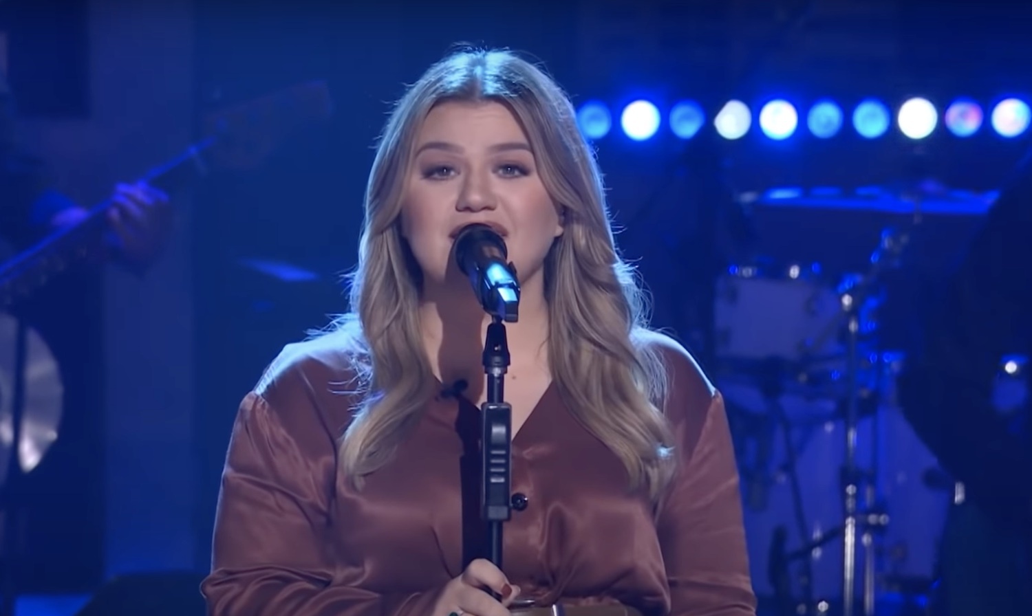 Kelly clarkson silk sonic cover kellyoke youtube 2021