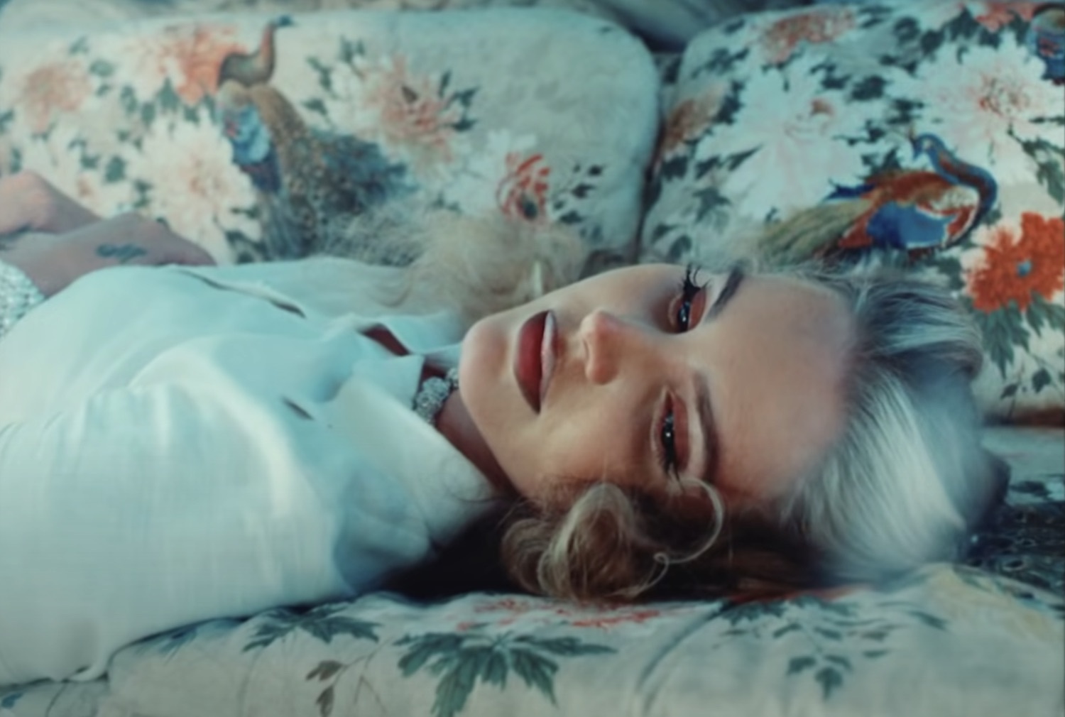 Lana del rey chemtrails over the country club video youtube 2