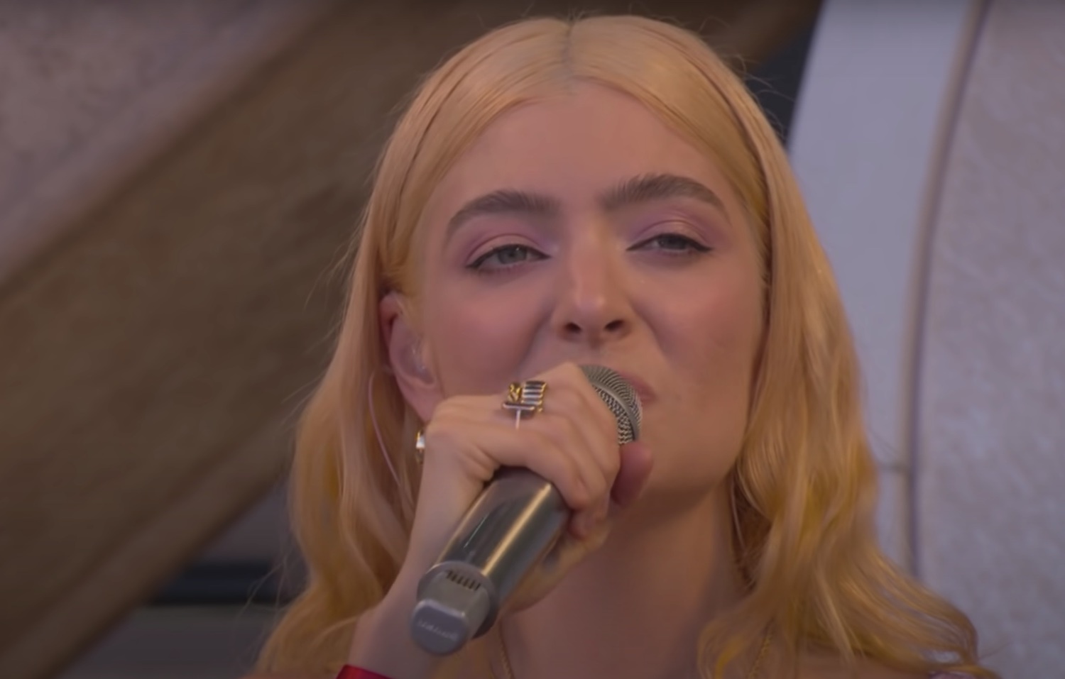 Lorde stoned at the nail salon glastonbury 2022 youtube