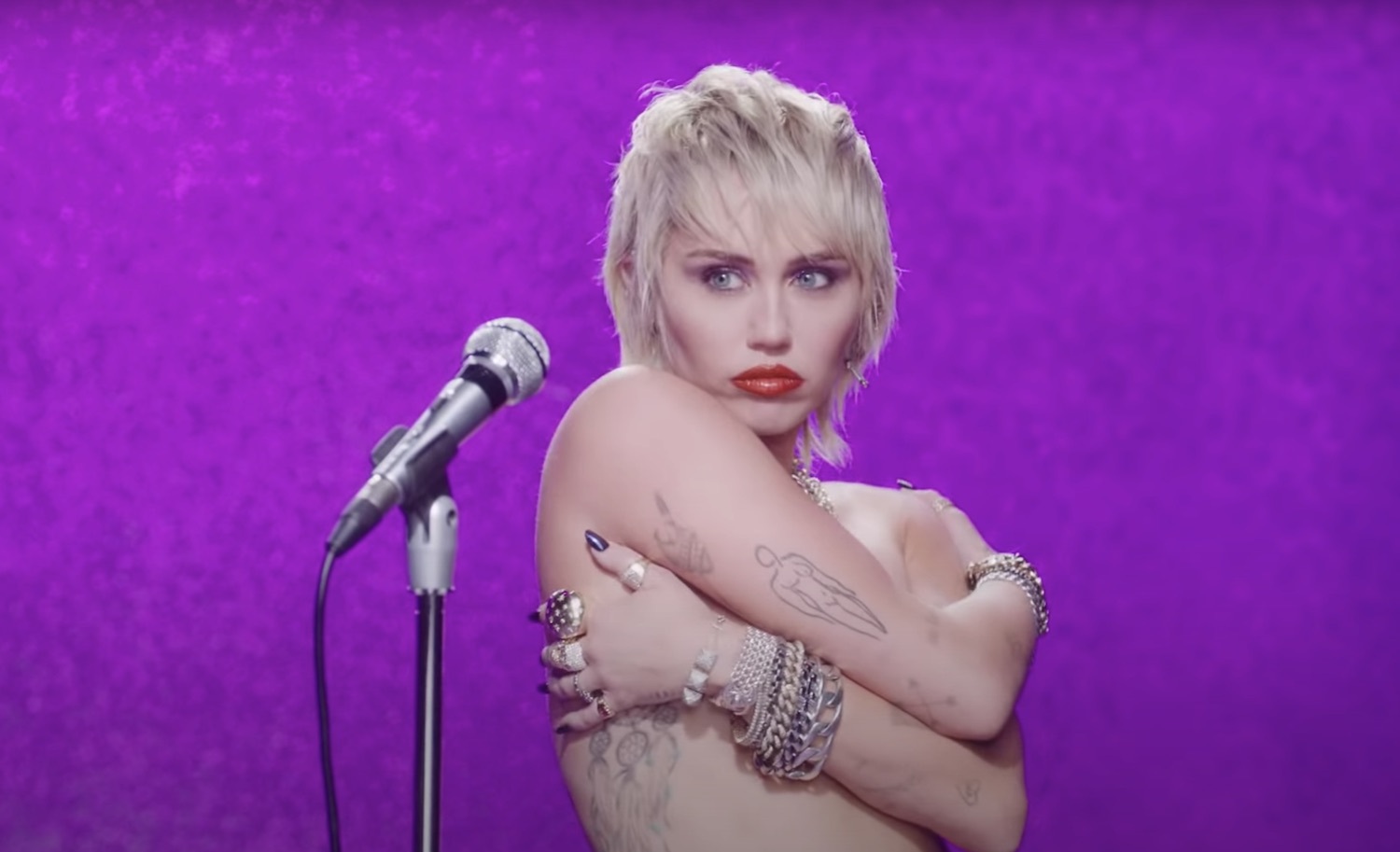 Miley cyrus midnight sky video 2