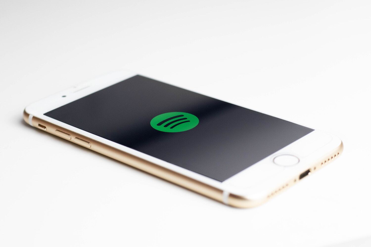 Music streaming sara kurfess 1416214 unsplash