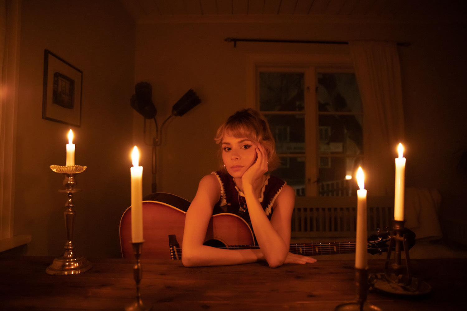 Nina nesbitt dinner table press shot 2022 credit Natalie Sakstrup