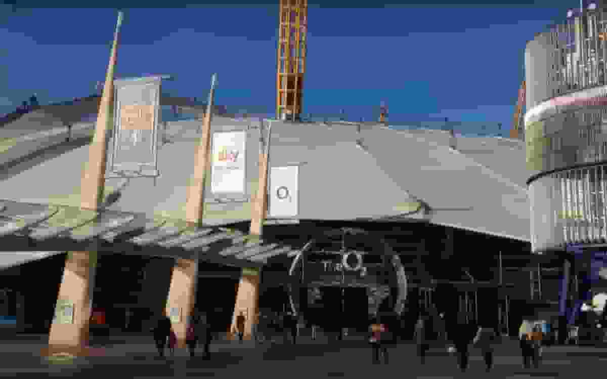 The roof of London's O2 Arena has been shredded by Storm Eunice | The ...