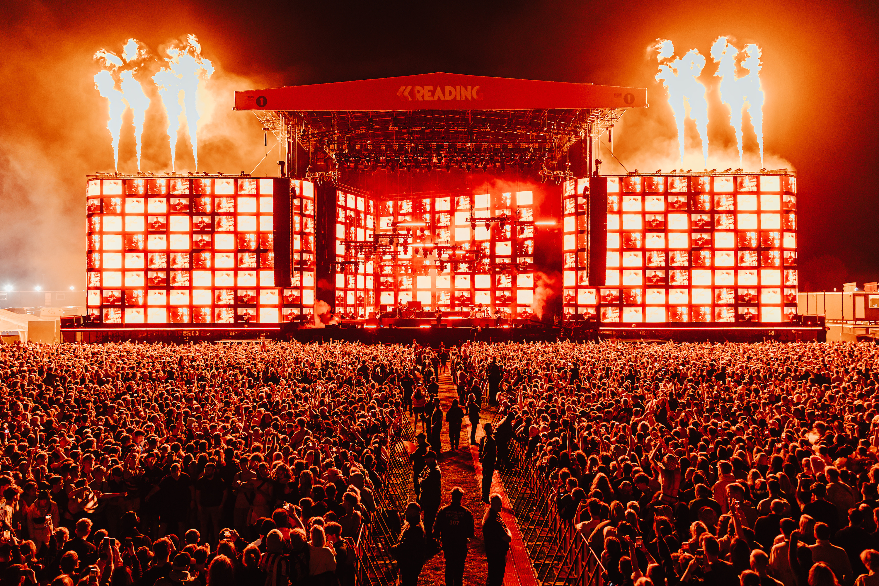 Sam fender reading set design luke dyson