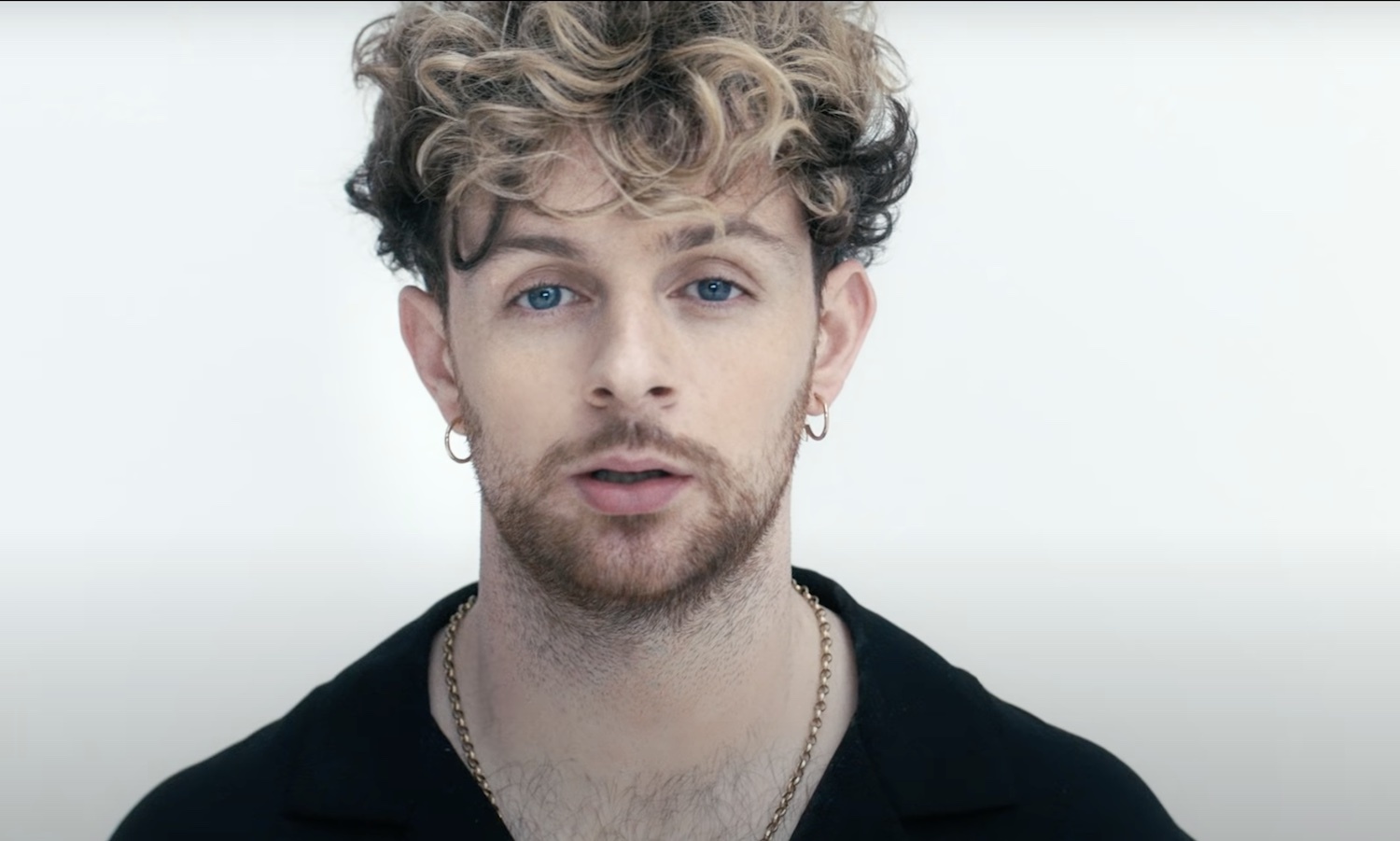 Tom grennan remind me video still youtube