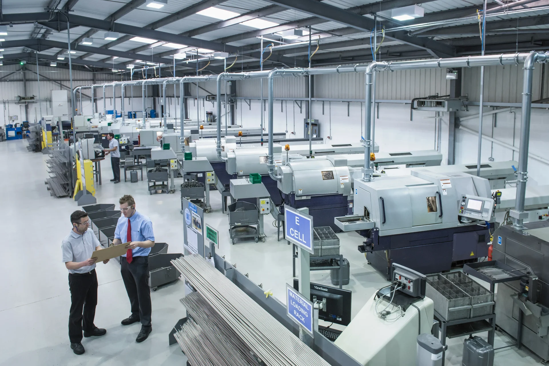 Manufacturing Workstation With Smart Machinery and People