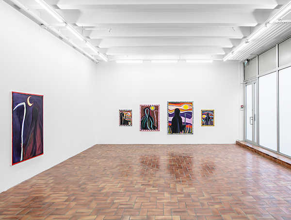 Moderne kunstgalleri med fem fargerike abstrakte malerier på hvite vegger. Ett maleri på venstre vegg viser en mørk figur med en halvmåne over seg. De fire maleriene på fondveggen inkluderer motiver som en figur med sol-lignende form over hodet og et landskap med solnedgang. Galleriet har flislagt gulv, rette lysarmaturer i taket og store vinduer på høyre side som slipper inn naturlig lys. Rommet er lyst og minimalistisk, og fremhever kunstverkene.