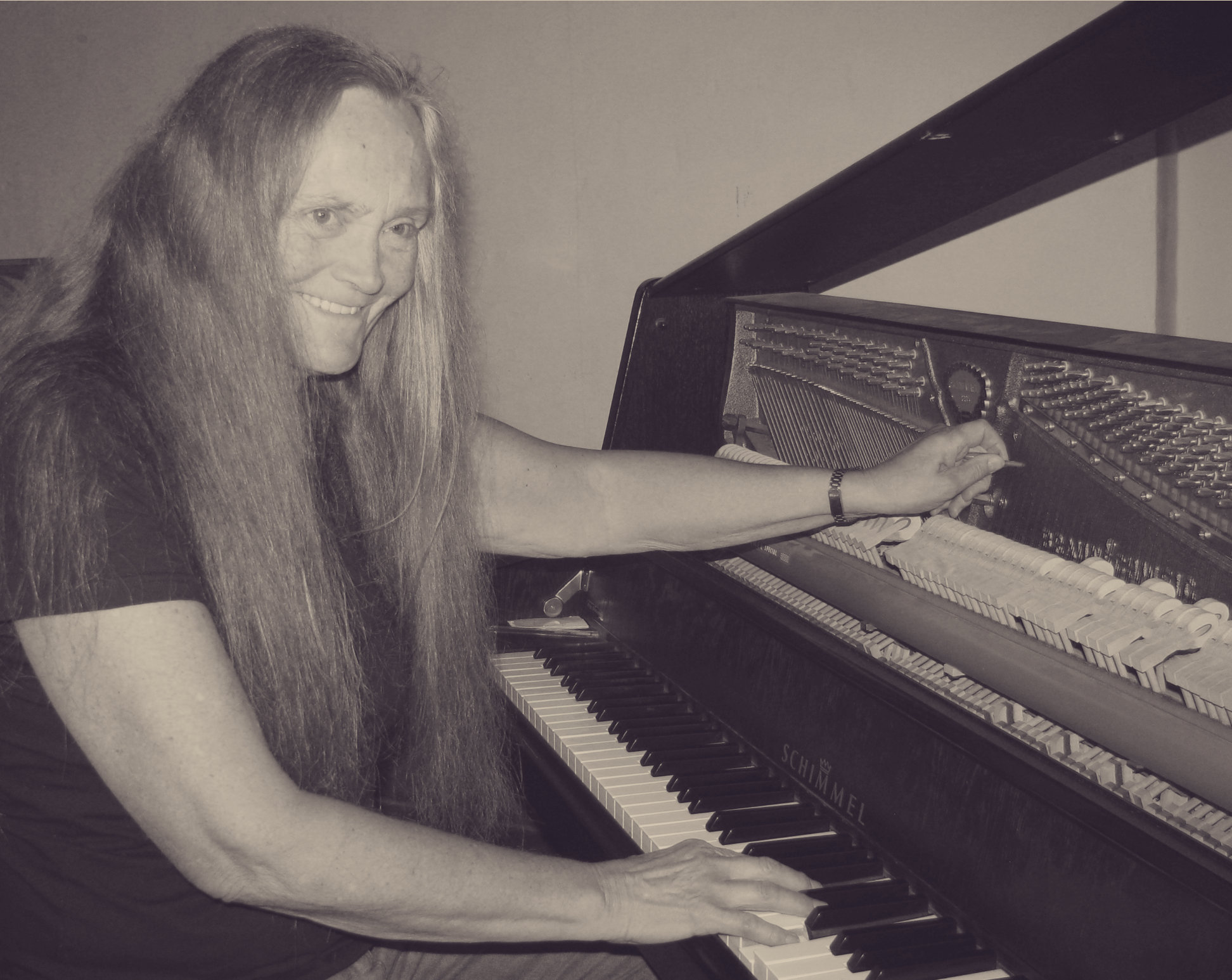 Komponist og organist Ruth Bakke eksperimenterer ved pianoet i Storetveit Kirke.