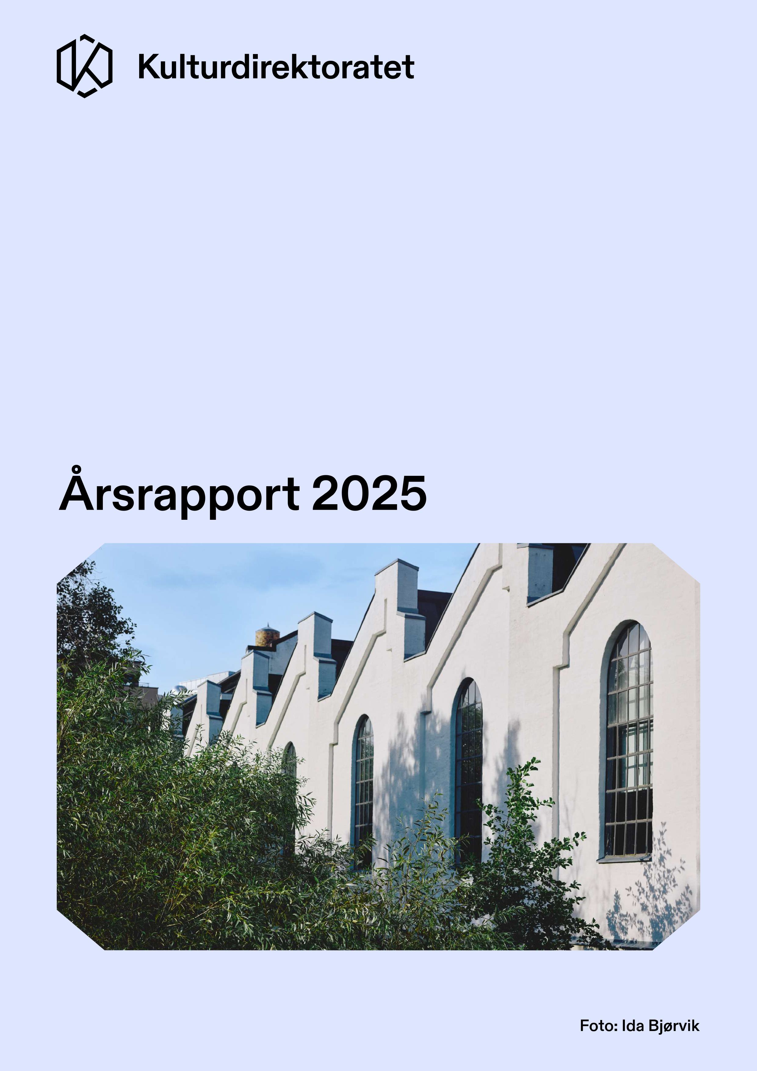 Forside til Kulturdirektoratets årsrapport 2025. Lyseblå bakgrunn med direktoratets logo og navn øverst, og teksten «Årsrapport 2025» over et bilde av kontorene i Oslo, Mølleparken 2.