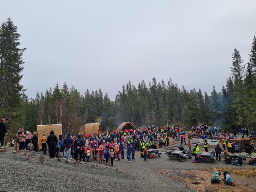 Åpning av Granåsen aktivitetspark i november 2024. Gapahukene er inspirert av sørsamisk byggteknikk. Under åpningen ble det servert samisk mat, og Ailo Thomassen gjorde BliMe-låta på lulesamisk. Foto: Tråanten Saemien Dåehkie / Daniel Steinfjell.