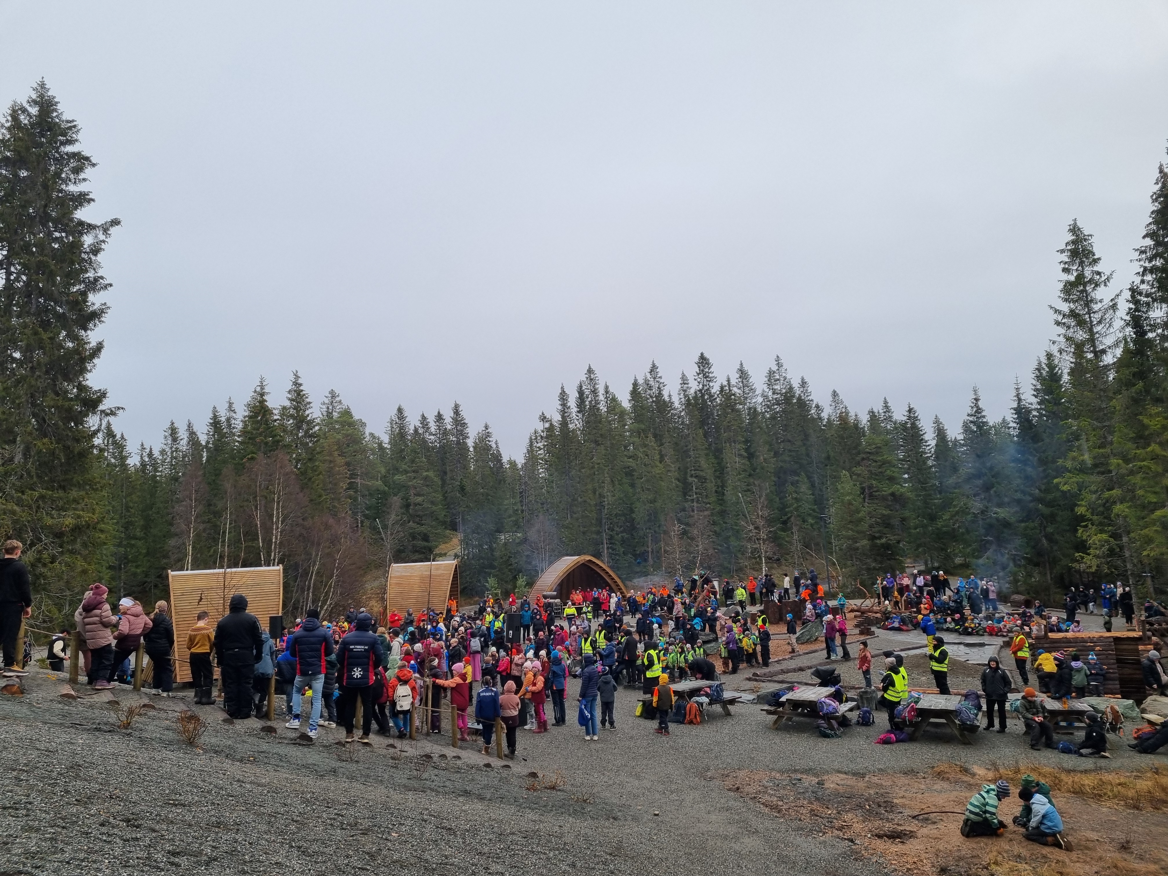 Åpning av Granåsen aktivitetspark i november 2024. Gapahukene er inspirert av sørsamisk byggteknikk. Under åpningen ble det servert samisk mat, og Ailo Thomassen gjorde BliMe-låta på lulesamisk. Foto: Tråanten Saemien Dåehkie / Daniel Steinfjell.